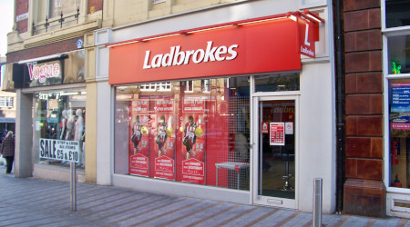 Ladbrokes ouvre une procédure Renault en Belgique : 76 licenciements annoncés et l'avenir des agences en suspens